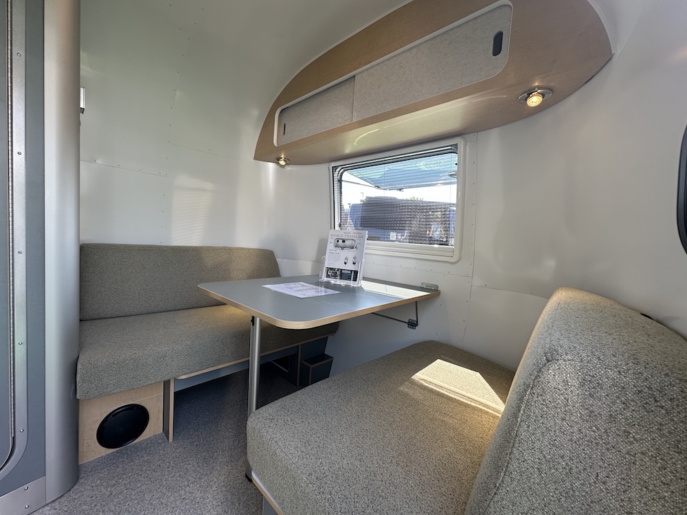 World Traveler 17RB Dinette