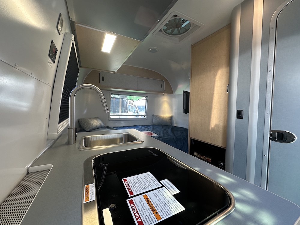 World Traveler 17RB Kitchen